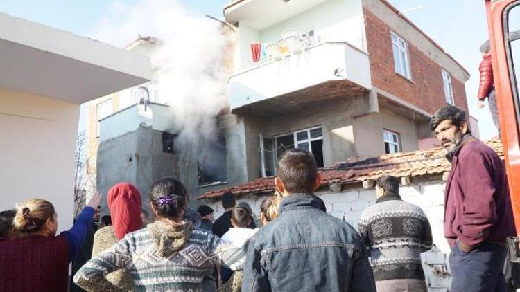 Edirne’de, 2 katlı evde çıkan yangın korkuttu