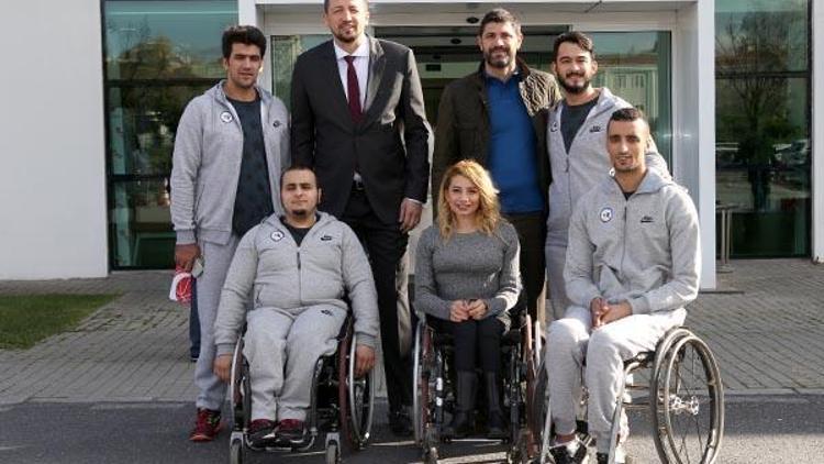 TBF Başkanı Türkoğlu engelli sporcuları ağırladı