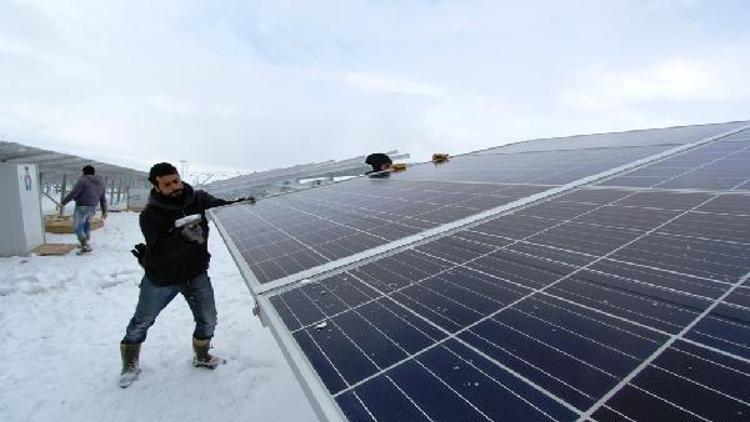 Bayburt’ta Güneş Enerjisi Santrali’nde panel montajına başlandı