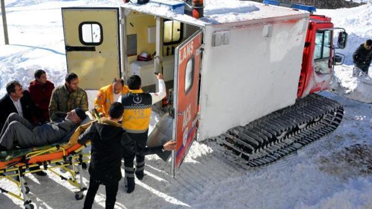 Kar yolları kapattı, 42 hasta kurtarıldı