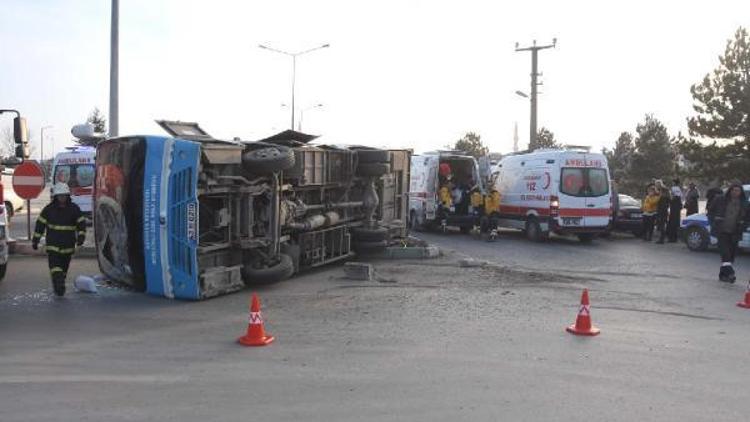 Kütahyada kamyonla özel halk otobüsü çarpıştı: 16 yaralı