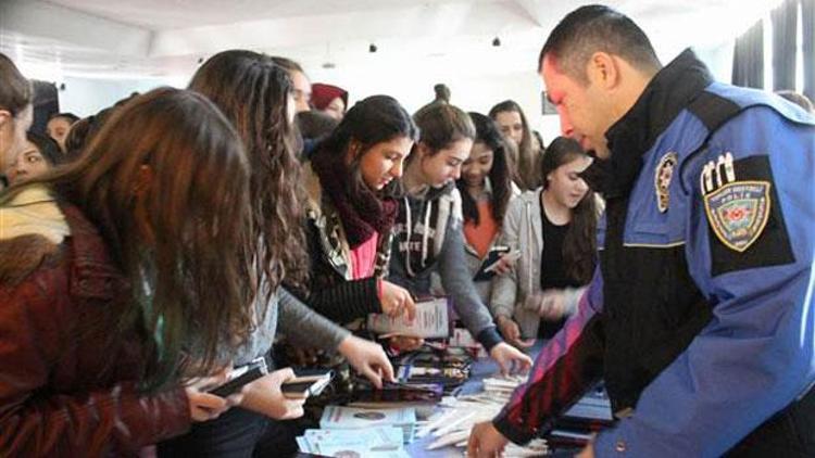 Polis gençleri uyardı: Facebook’ta herkesin kapısı ardına kadar açık