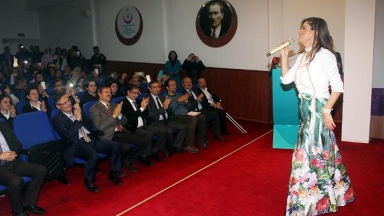 Nadide Sultan şarkılarını çalışan engelliler için söyledi