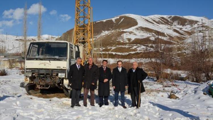 Hakkari belediyesi, dualar eşliğinde sondaj çalışması yaptı