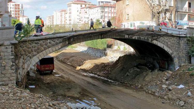 Erenköy tren yolu köprüsü sökülüyor