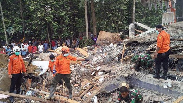 Endonezyada 6,5 büyüklüğünde deprem