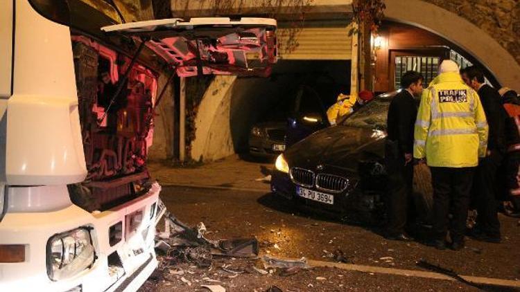 Beşiktaşta kontrolden çıkan lüks otomobil  yakıt tankerine çarptı: 1 yaralı