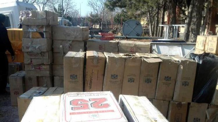 Ev eşyalarının içinden 90 bin 500 paket kaçak sigara  çıktı