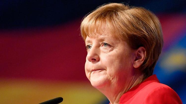 ‘Merkel cezaevine Merkel istifa’