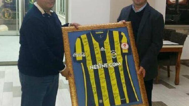 Bergama Belediye Başkanı Gönençe imzalı Fenerbahçe forması