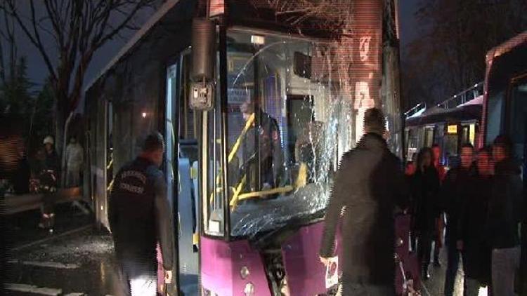 Kadıköyde İETT otobüsü trafik tabelasına çarptı: 5 yolcu yaralı (1)