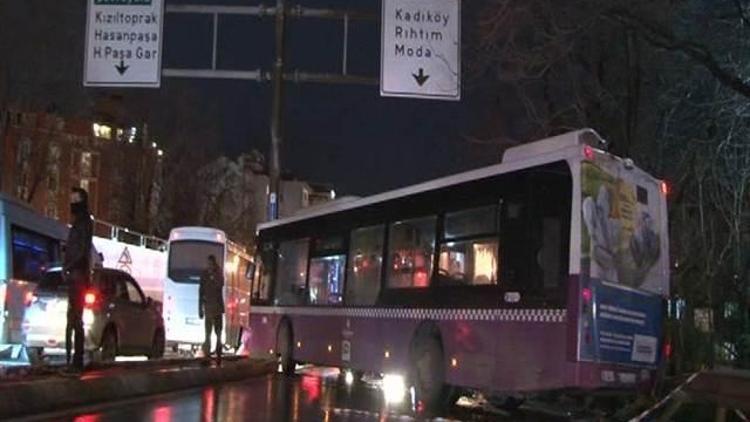 Kadıköyde İETT otobüsü trafik tabelasına çarptı