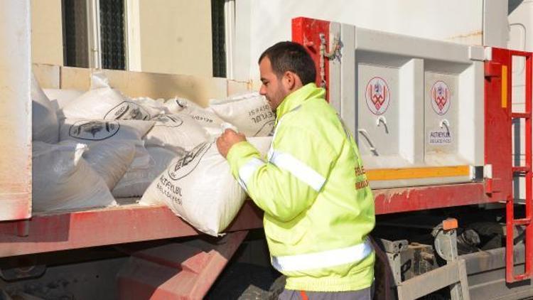 Altıeylül Belediyesi karla mücadele için tuz dağıttı
