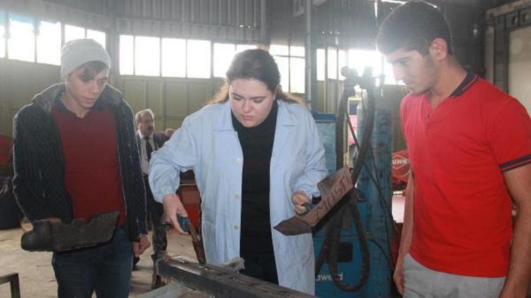 Kadın öğretmen sanayiye usta yetiştiriyor