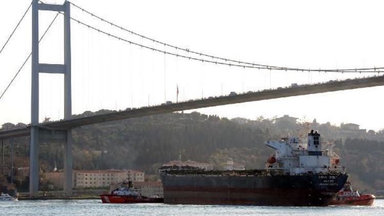 Gemi arızasından İstanbul Boğazında trafik iki saat durdu (2)