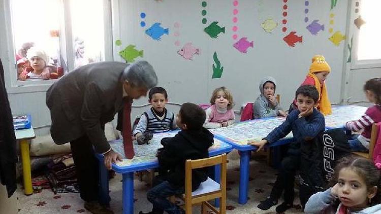Milli Eğitim Müdüründen Suriyeli miniklere ziyaret