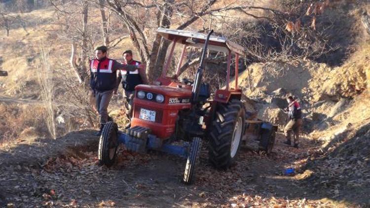 Kepçe operatörü, toprak altında kalan genci kurtarmak isterken başını ezdi iddiası