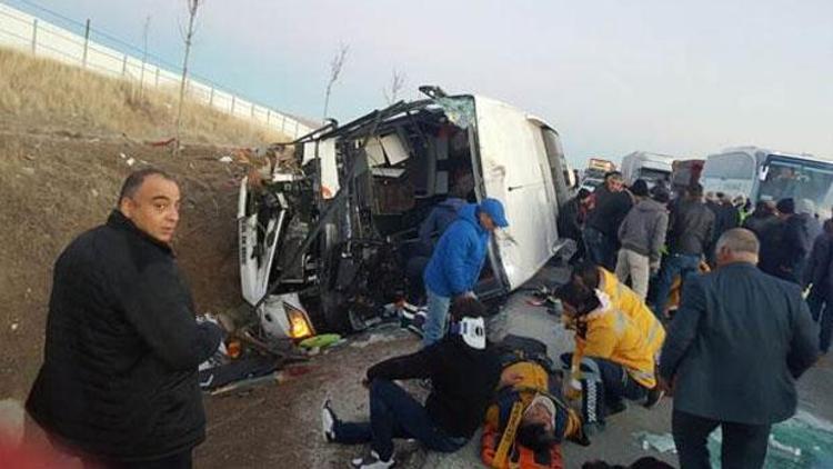 Afyonkarahisar’da otobüs devrildi: 30 yaralı