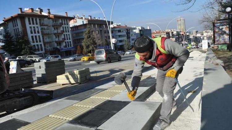 Turan Güneşte kaldırım çalışması