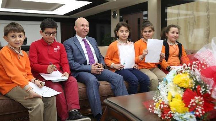 Başkan Çolakbayrakdar ilkokul öğrencilerini ağırladı