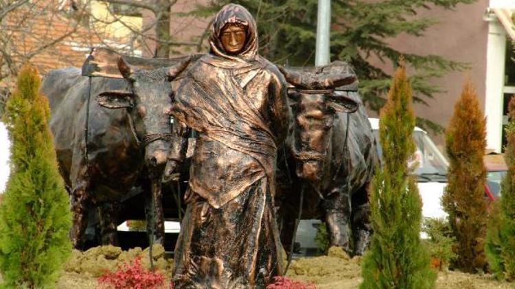Ilgaza, Kurtuluş Savaşı kahramanı Yanığın Emine heykeli