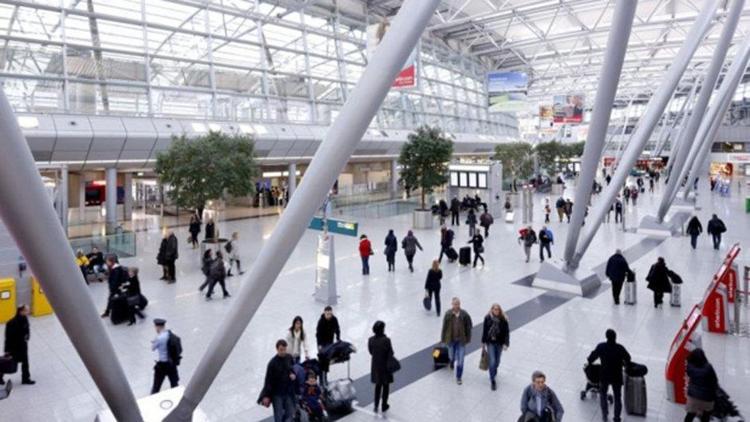 Düsseldorf Havaalanında 14 Türk yolcu bekletiliyor