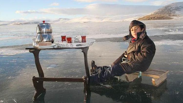 Buz tutan göl üzerinde çay ve kızak keyfi