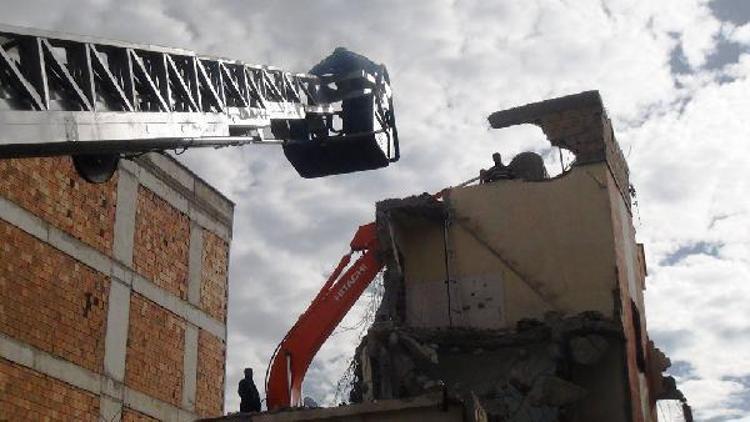 Yıkımı süren binada mahsur kaldı, itfaiye kurtardı