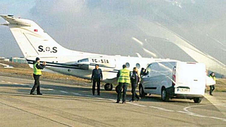 Minibüs uçağa çarptı