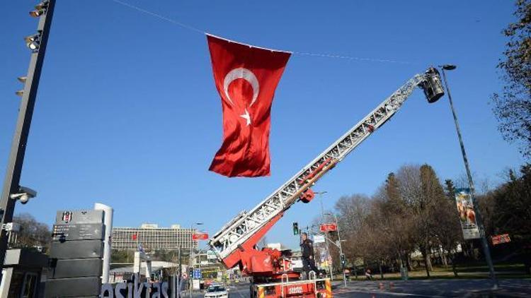 Fotoğraflar // Stadyum ve çevresine Türk bayrakları asıldı