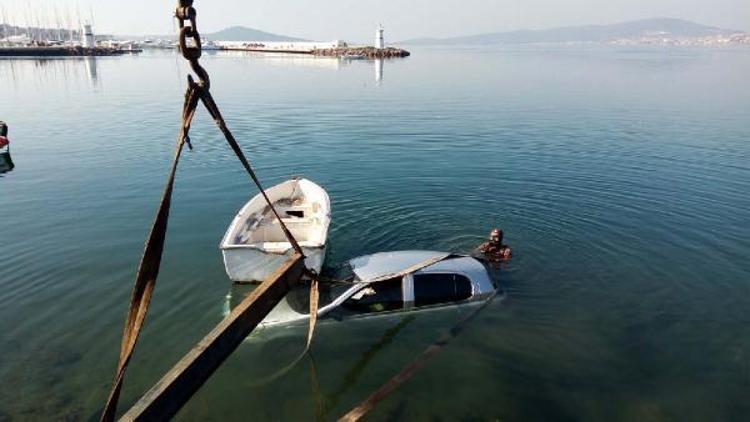 Denize düşen otomobili çekici çıkardı