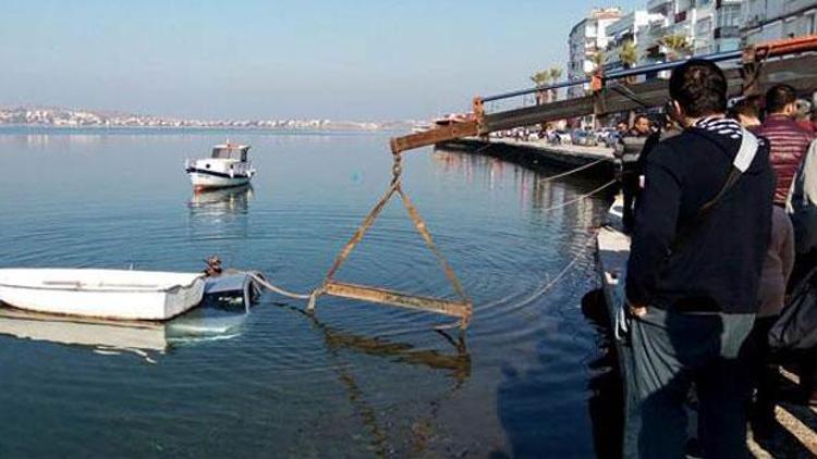 Denize düşen otomobili çekici çıkardı