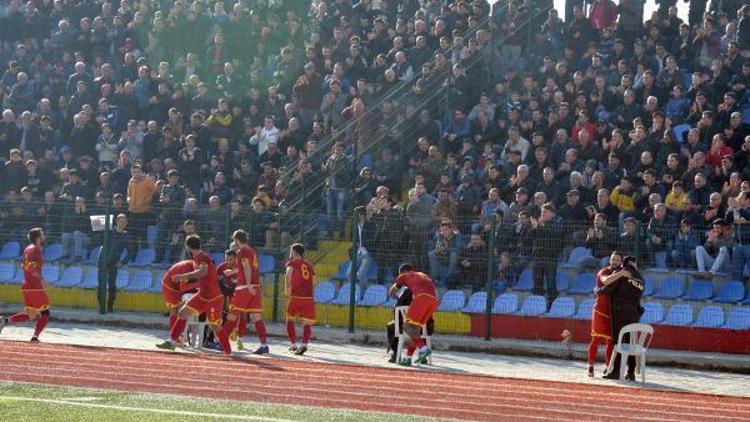 Gol atınca sevinçlerini polislerle paylaştılar