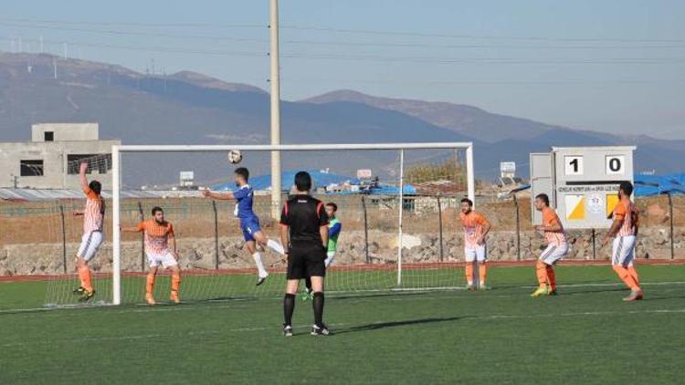 Amatör futbolcu maçta gol atıp polislere sarıldı