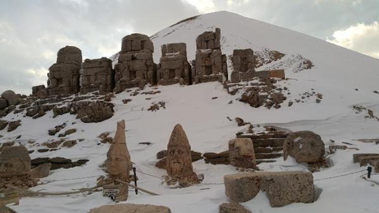 Beyaza bürünen Nemrut Dağı, ilgi çekiyor