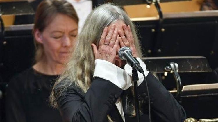 Patti Smith, Dylanın şarkısını söylerken sözleri unutunca...