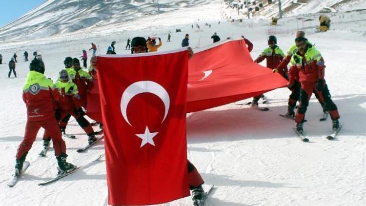 Erciyes Dağında şehitler için bayraklı Saygı inişi