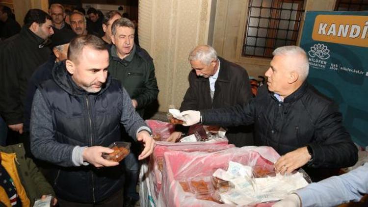 Bozbey, kandil gecesinde tatlı dağıttı