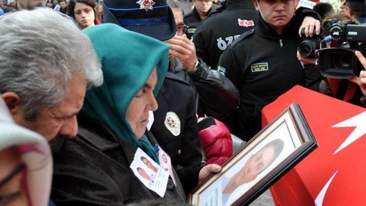 Düğün fotoğrafıyla şehit polis eşinin tabutuna sarıldı (2)