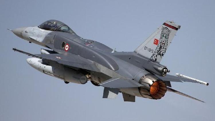 Diyarbakırda F-16 savaş uçağı düştü, pilot sağ kurtuldu (2) - yeniden