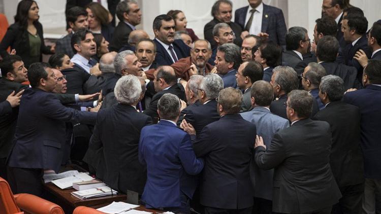 Meclis’te kavga: AK Partililer ile HDP’liler yumruklaştı