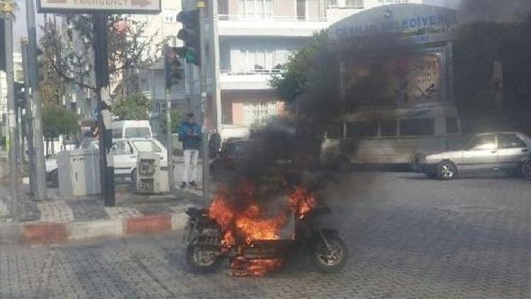 Elektrikli bisikleti seyir halindeyken yandı