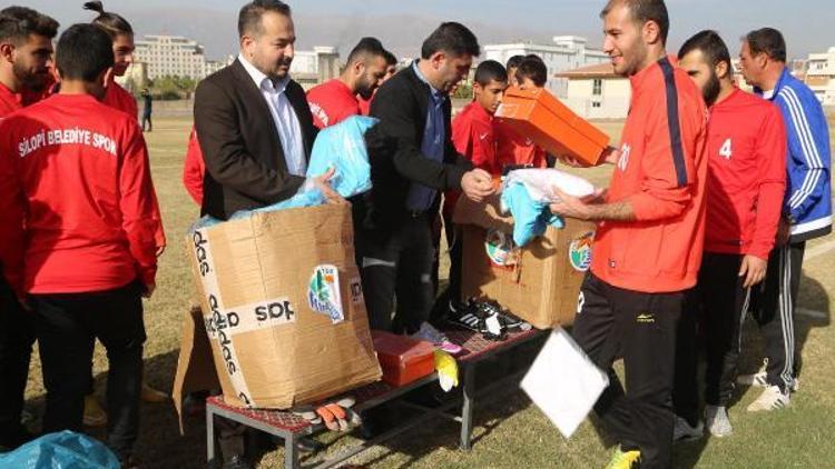 Tuzla Belediyesinden Silopideki amatör spor takımına malzeme yardımı