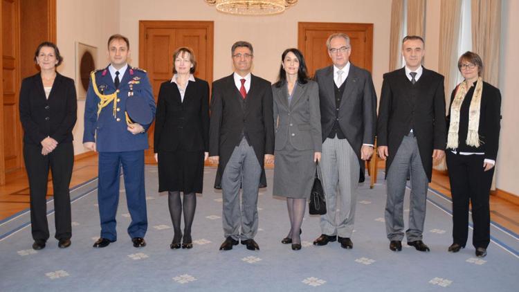 Cumhurbaşkanı Gauck’a güven mektubunu sundu