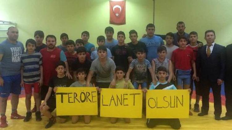 Güreşçilerden teröre lanet