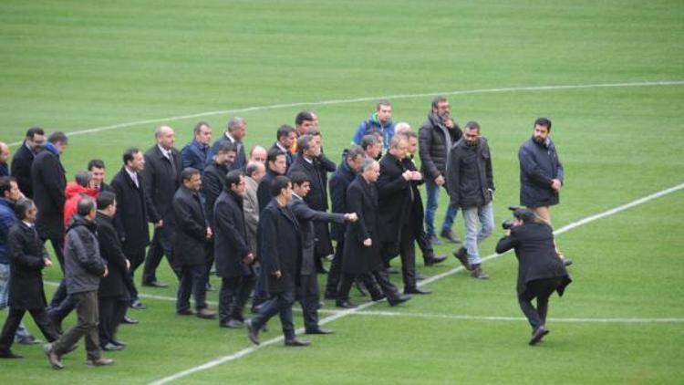 Bakan Kılıç, Akyazı Stadı’nda incelemelerde bulundu