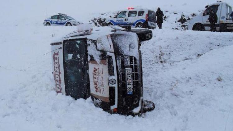 Sivasta öğrenci minibüsü şarompole devrildi: 12 yaralı