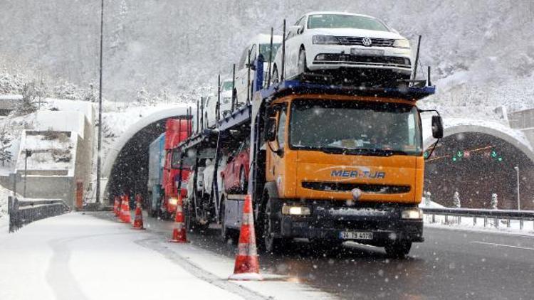 Bolu Dağında kar ulaşımı yavaşlattı