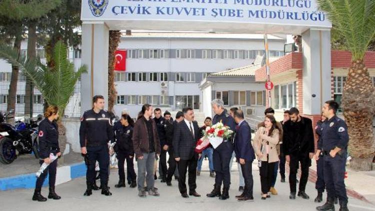 İKÇÜlü öğrencilerden polise destek