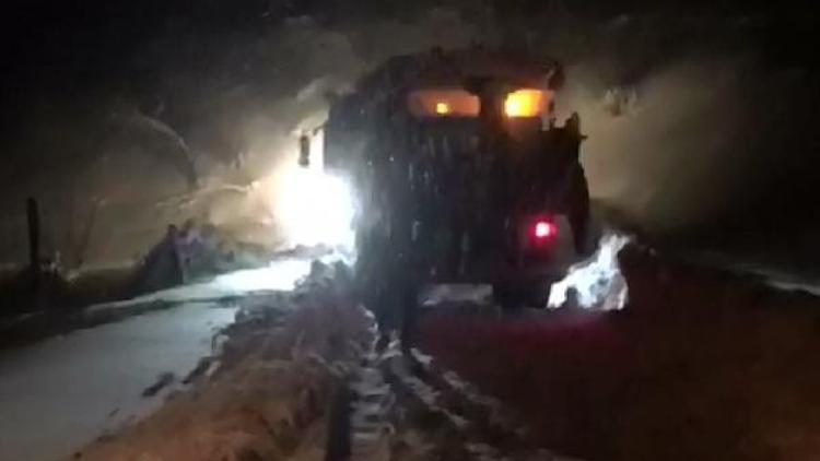 Karla kaplı yayla yolu iş makinasıyla açıldı ve hastaya ulaşıldı